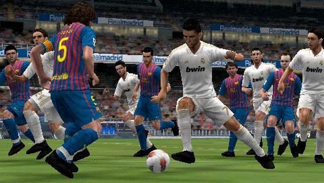 Pro Evolution Soccer 2012 3D (3DS) image